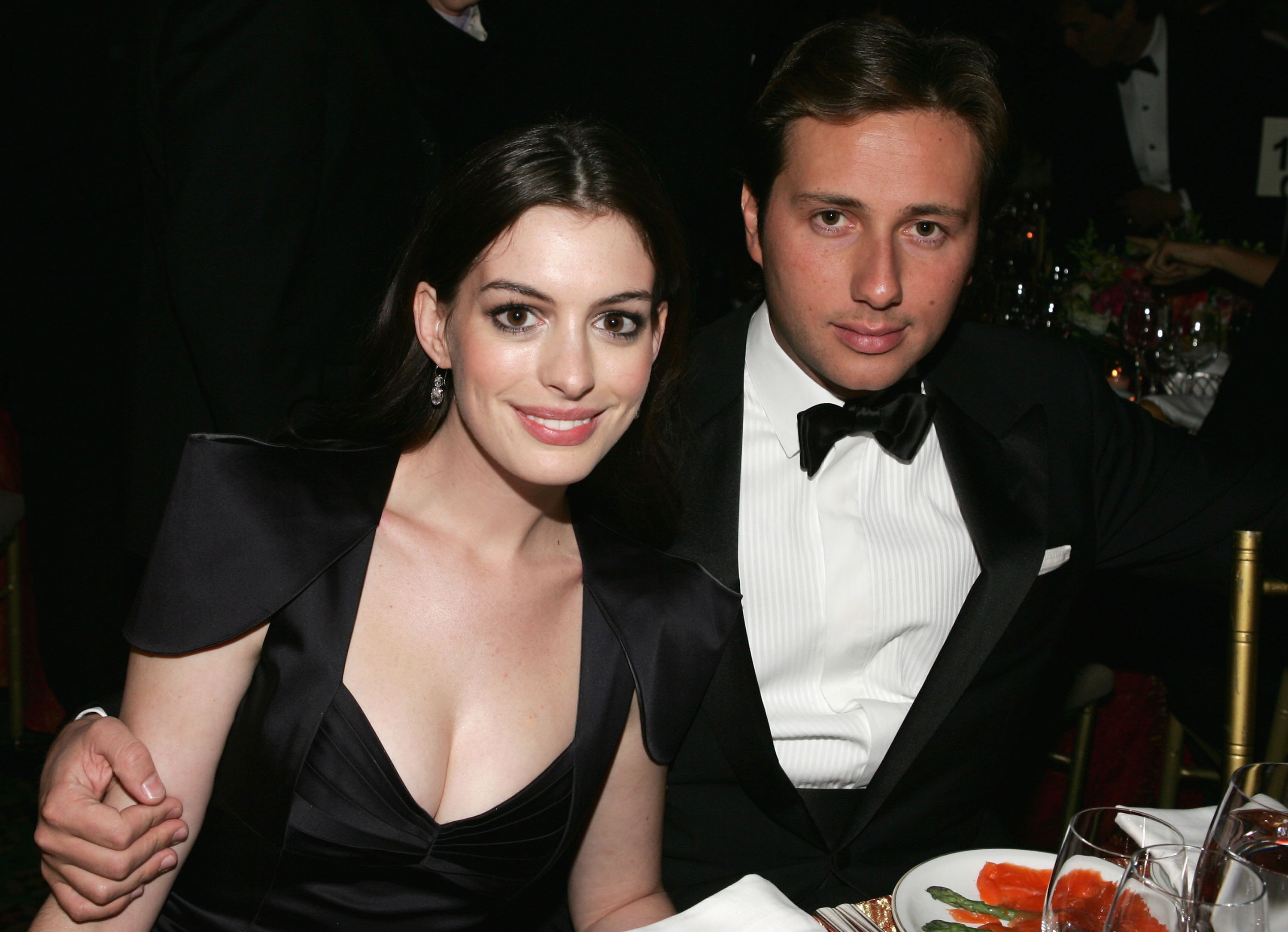 Anne Hathaway ha avuto una relazione con questo truffatore italiano.