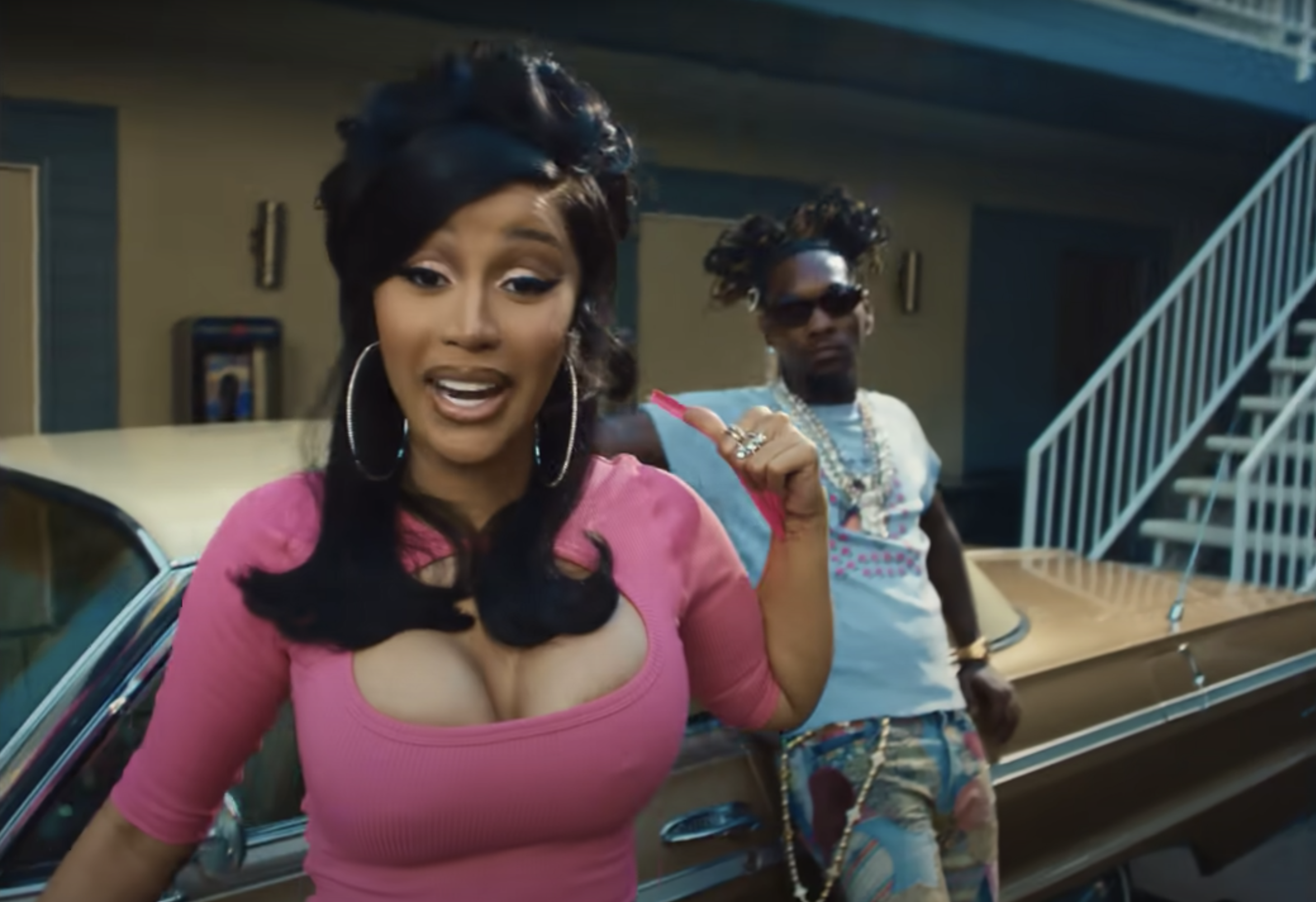 Cardi B treedt op zonder onderbroek, mét zichtbare tampon