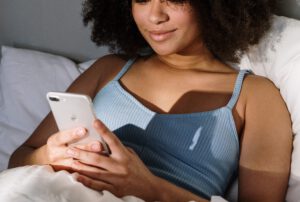 op je telefoon in bed Nog even op je telefoon in bed: hoe erg beïnvloedt dat je slaap nou echt?