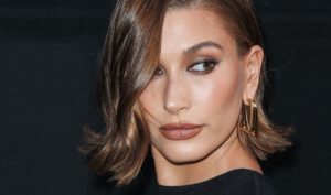 hailey bieber met espresso make-up oogpotlood bruine ogen